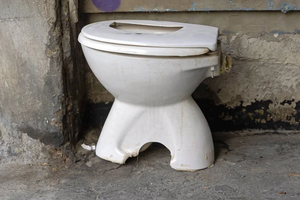 Damaged Old White Ceramic Toilet Bowl Waste Disposal — Stock Photo, Image
