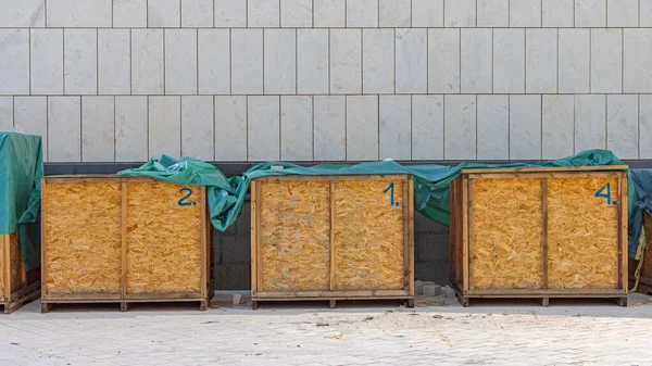 Três Grandes Caixas Transporte Carga Páletes Com Carga Pesada — Fotografia de Stock