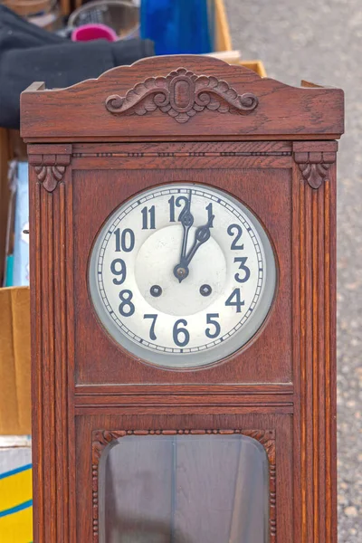 Παλιό Ξύλινο Ρολόι Τοίχου Παππού Στην Αγορά Flea — Φωτογραφία Αρχείου