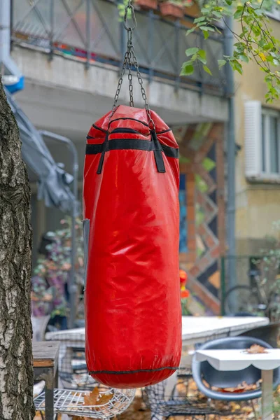 Κρεμαστά Παλιά Κόκκινη Τσάντα Punching Στον Κήπο — Φωτογραφία Αρχείου