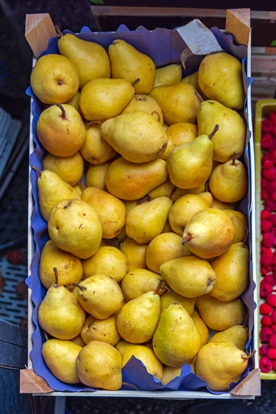 农贸市场木箱中的有机黄色梨果 — 图库照片
