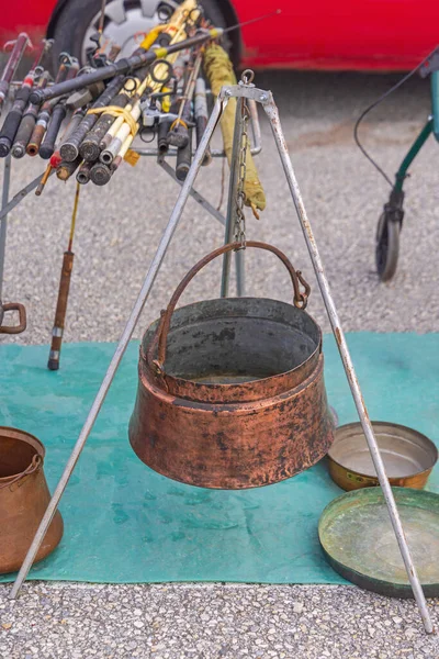 三脚架上装有手柄的铜金属大锅 — 图库照片