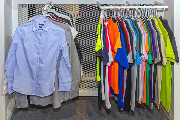 Camicie Lavoro Tettarelle Cotone Multicolore Appese Binario — Foto Stock