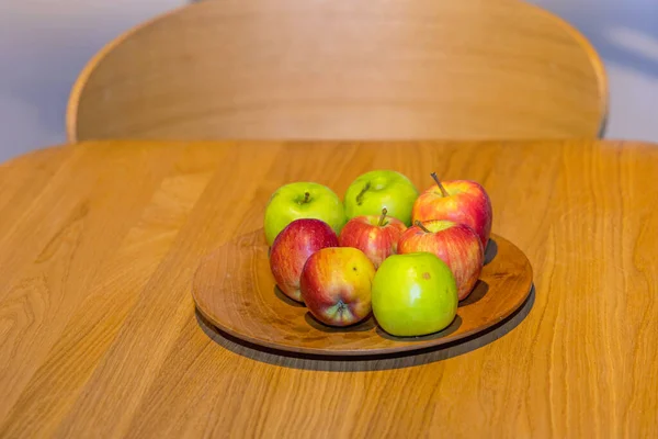 Szerves Almából Készült Tál Étkezőasztalnál — Stock Fotó
