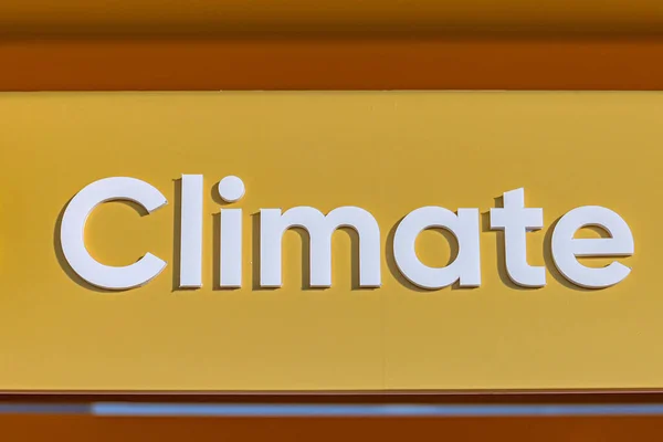 Podepsat Podnebí Bílá Písmena Žluté Zdi — Stock fotografie