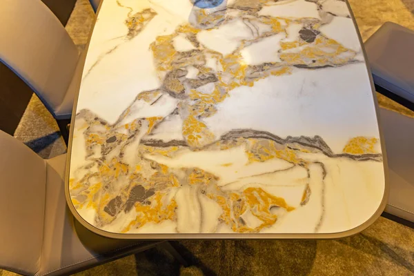 黄金の静脈ダイニングテーブル付きの豪華な大理石の石トップビュー — ストック写真