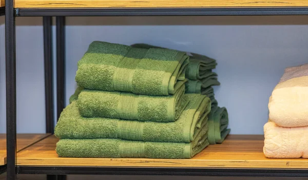 Toalhas Verdes Empilhadas Prateleira Madeira Banheiro — Fotografia de Stock