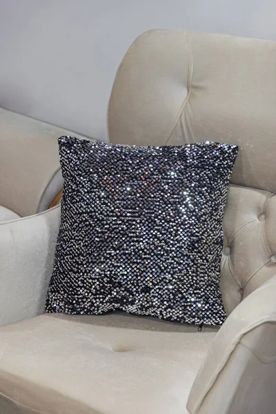 银光明珠在扶手椅上闪烁的枕头 — 图库照片