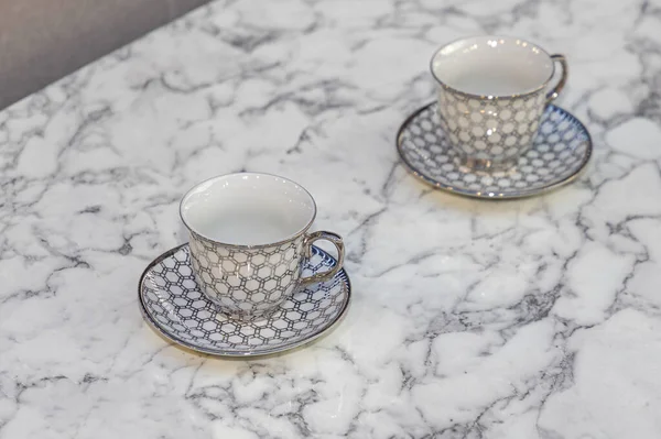 银石桌旁的两只瓷杯咖啡 — 图库照片