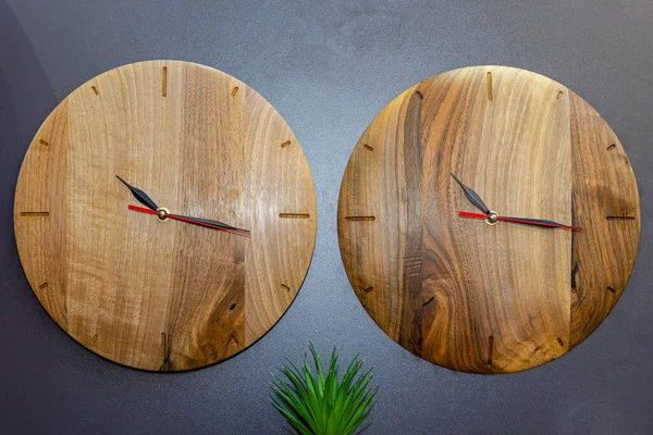 Dwa Okrągłe Zegary Wykonane Prawdziwego Drewna Czarnej Ścianie — Zdjęcie stockowe