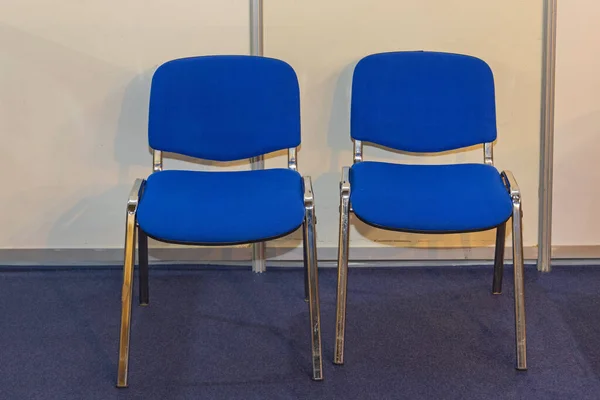 Dwa Niebieskie Krzesła Tekstylne Wnętrzu Biura — Zdjęcie stockowe