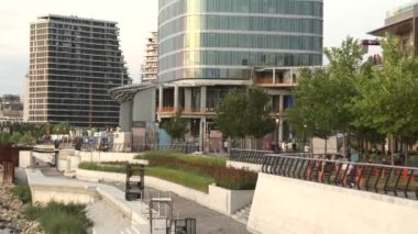 Belgrad, Sırbistan - 16 Ağustos 2022: Kula Kulesi Gökdelen İnşaat Alanı Yaz Öğleden Sonra Eğiliyor.