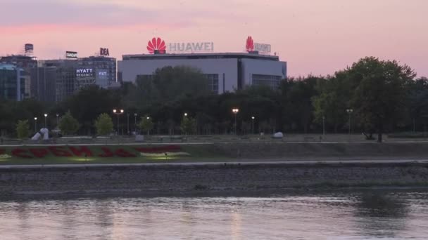塞尔维亚贝尔格莱德 2022年8月16日 华为电子中国技术公司在萨瓦河畔的办公楼夏季午后放大 — 图库视频影像