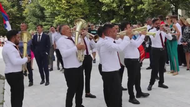 Belgrado Serbia Septiembre 2022 Orquesta Trompetas Gitanas Frente Iglesia Ortodoxa — Vídeos de Stock
