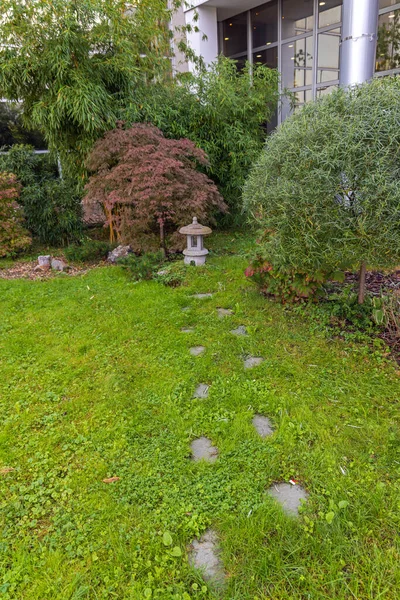 日本秋季花园彩灯的石阶 — 图库照片