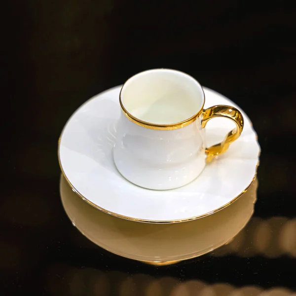 金の高級コーヒーカップとホワイト磁器セラミック — ストック写真