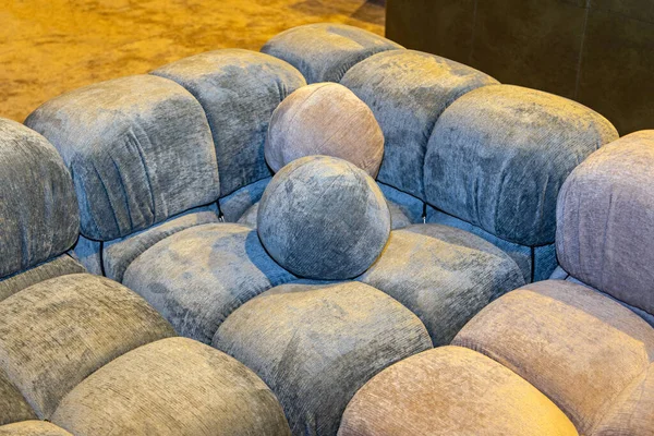 Δύο Κομψά Μαξιλάρια Σχήμα Μπάλας Στον Καναπέ Plush Στο Σαλόνι — Φωτογραφία Αρχείου