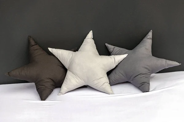 星の形をした黒い白と灰色の枕 — ストック写真
