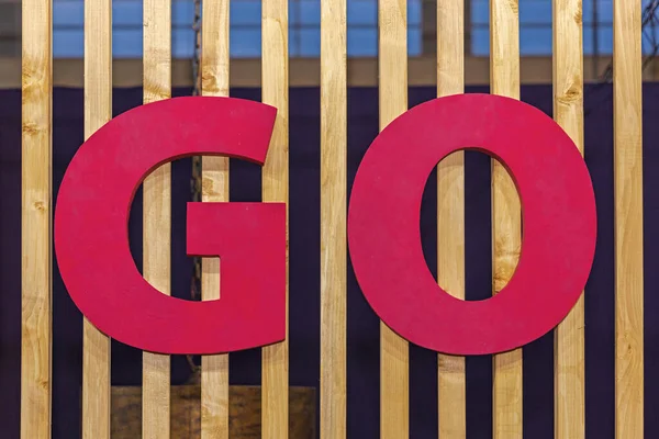 Großes Rotes Schild Auf Holzplanken — Stockfoto