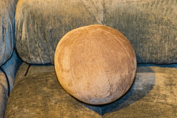 Μοντέρνο Κομψό Υφασμάτινο Μαξιλάρι Σχήμα Μπάλας Στον Καναπέ — Φωτογραφία Αρχείου