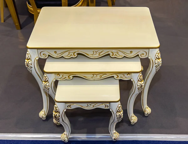 Set Aus Drei Beigefarbenen Ausziehbaren Tischen Dekorative Möbel — Stockfoto