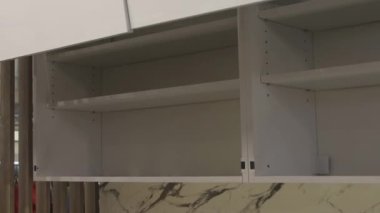 Modern Mutfak 'ta elektrikli otomatik dolap kapısı açıcı