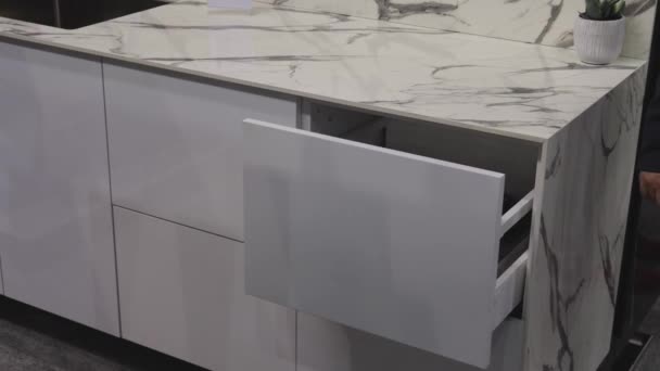 Pembuka Pintu Kabinet Laci Otomatis Dapur Modern — Stok Video
