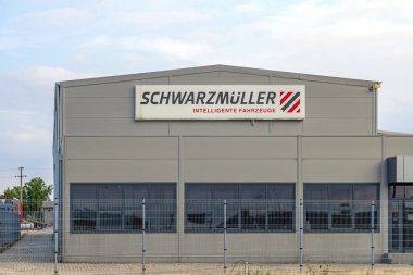 Dobanovci, Sırbistan - 22 Ağustos 2022: Avusturyalı Schwarzmuller Şirketi Çekici Ticari Araç Kargo Taşıma Lojistiği Tedarikçisi.