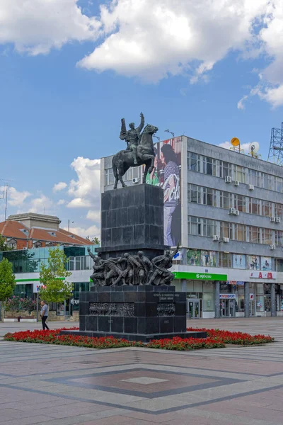 塞尔维亚尼斯 2022年8月4日 在市中心炎热的夏日 在米兰国王广场 骑马者与旗手共骑尼斯纪念碑 — 图库照片