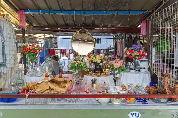 베오그라드 세르비아 Antiques Treasures Knick Knack Trinkets Flea Market Stall — 스톡 사진