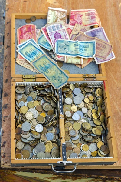 セルビアのベオグラード 2022年10月29日 自由市場の箱の中の世界中から古い紙幣と回収可能な硬貨 — ストック写真