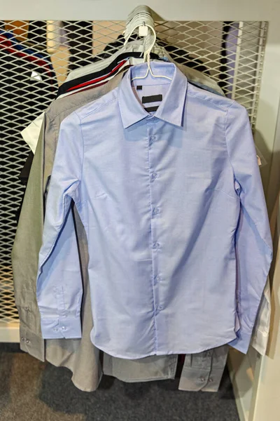 Кнопка Вверх Платье Рабочие Рубашки Бизнес Мода Висит Рельсах — стоковое фото