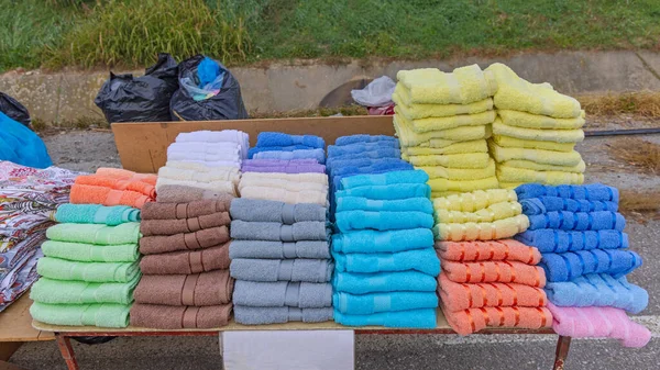 Pile Nuovi Asciugamani Colorati Vendita Mercato Aperto — Foto Stock