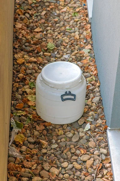 Κλειστό Καπάκι Λευκό Πλαστικό Βαρέλι Πίσω Από Σπίτι — Φωτογραφία Αρχείου