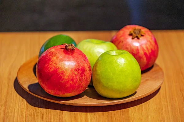 Färsk Frukt Platter Vid Trä Matbord — Stockfoto