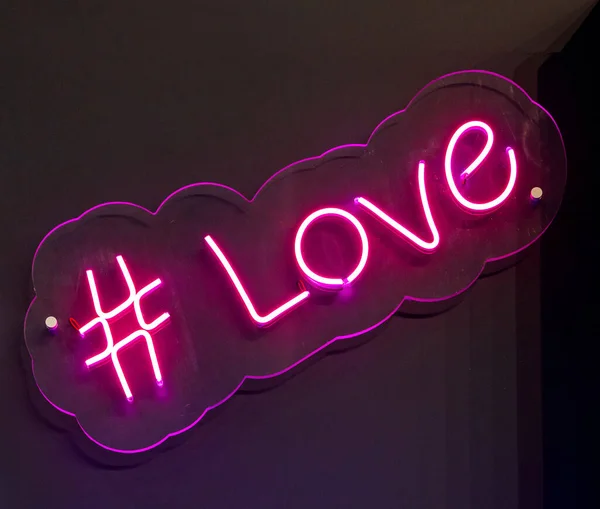 Różowy Neon Znak Hashtag Miłość Czarnym Murze — Zdjęcie stockowe