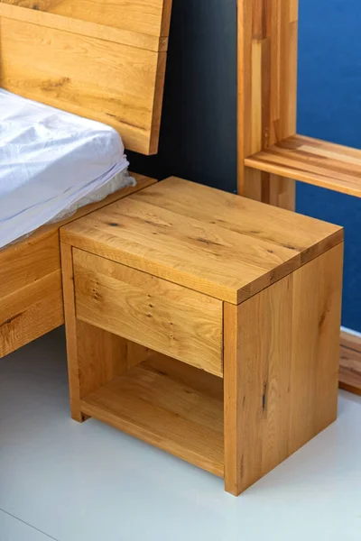 キャビンベッドルームの引き出し付き木製のナイトスタンドテーブル — ストック写真