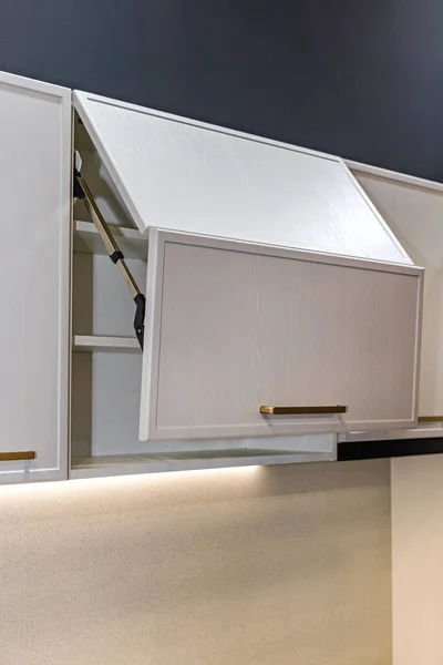 現代のキッチンで自動無駄なキャビネットドアのオープナー — ストック写真