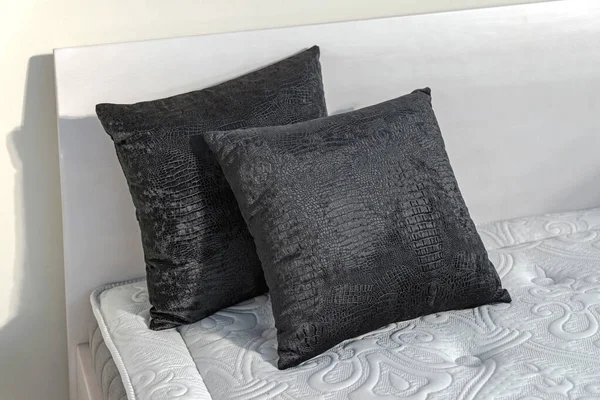 Beyaz Yatak Dekorasyonunda Kare Siyah Yastık — Stok fotoğraf