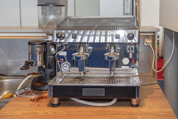 Professionell Espresso Kaffebryggare Med Burr Grinder Cafe Bar — Stockfoto
