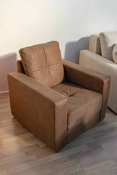 客厅里的现代扶手椅棕色人造皮革材料 — 图库照片