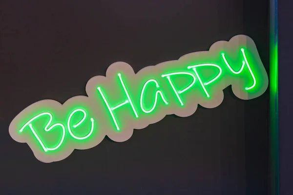 Zelený Neon Znamení Být Šťastný Černé Zdi — Stock fotografie