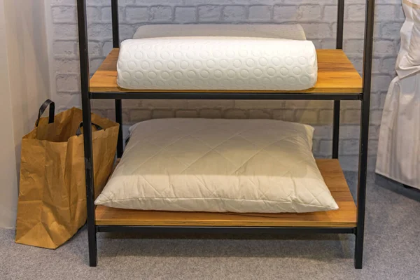 ベッドルームの木製棚でメモリフォーム枕 — ストック写真