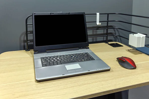 Küçük Ahşap Masa Masasında Kablosuz Fareli Defteri Bilgisayarı — Stok fotoğraf