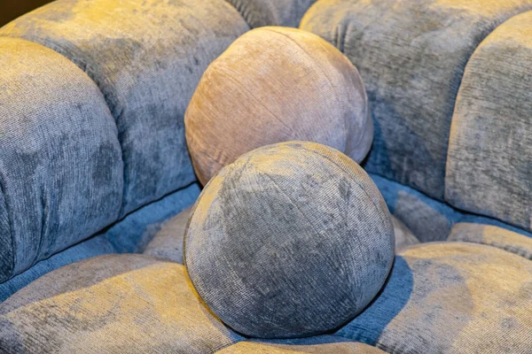 Два Trendy Textile Ball Shape Pillows Сайті Sofa — стокове фото