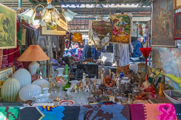 塞尔维亚贝尔格莱德 2022年11月13日 Flea市场的古董灯笼 针织饰品和珠宝 — 图库照片