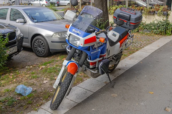 セルビア ベオグラード2022年10月29日 日本初のアドベンチャースポーツバイクホンダアフリカツインオリジナルバージョンがストリートに駐車 — ストック写真