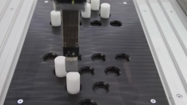 自动机械臂挑选出及放置零件示范 — 图库视频影像