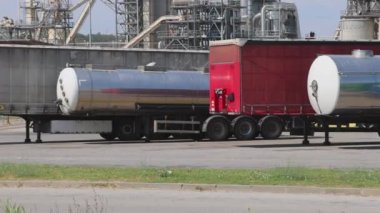 Lapovo, Sırbistan - 04 Ağustos 2022: Endüstriyel Binaların Önünde Kamyon ve Kargo Yükleme Kapısı.