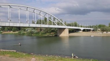 Szeged, Macaristan - 01 Ağustos 2022: Tisza Nehri üzerindeki Belvarosi Köprüsü Sıcak Yaz Günü pan 'ında.